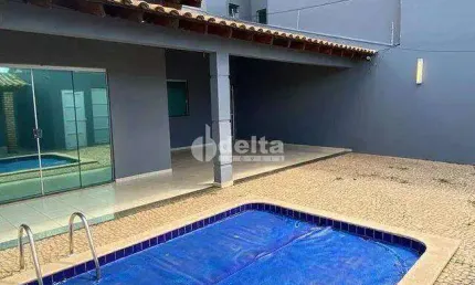 Casa residencial disponível para venda no bairro Santa Rosa em Uberlândia-MG