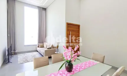 Casa residencial disponível para locação e venda no bairro Jardim Inconfidência em Uberlândia-MG