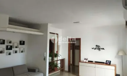Casa residencial e comercial disponível para locação e venda no bairro Cidade Jardim em Uberlândia-MG.
