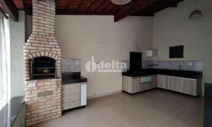 Casa residencial disponível para locação e venda no bairro Cidade Jardim em Uberlândia-MG