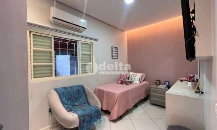 Casa residencial disponível para venda no bairro Luizote de freitas em Uberlândia MG