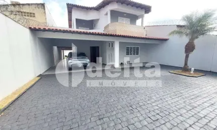 Casa residencial disponível para venda no bairro Umuarama em Uberlândia-MG
