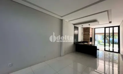 Casa residencial disponível para  venda no bairro Santa Mônica em Uberlândia-MG
