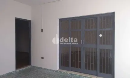 Casa residencial disponível para locação e venda no bairro Osvaldo Rezende em Uberlândia-MG