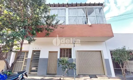 Casa Comercial/Residencial disponível para Venda no bairro Custódio Perira em Uberlândia-MG