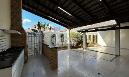 Casa residencial disponível para locação e venda no bairro Santa Mônica em Uberlândia-MG