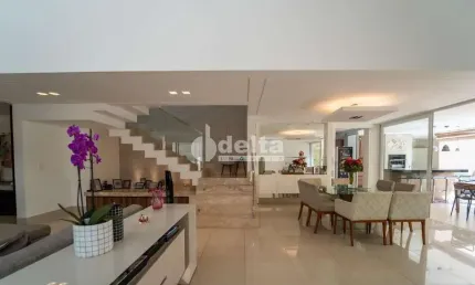 Casa no condomínio Bosque Karaiba disponível para venda em Uberlândia-MG