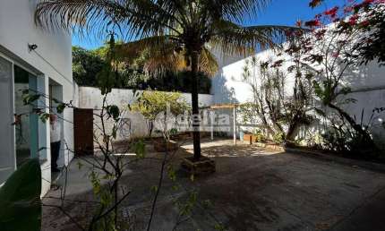 Casa Residencial disponível para venda no bairro Santa Mônica em Uberlândia-MG