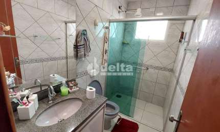 Casa residencial disponível para venda no bairro Carajás em Uberlândia-MG