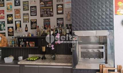 Casa residencial disponível para venda no bairro Santa Rosa em Uberlândia-MG