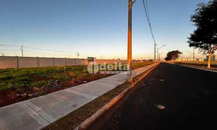 Terreno disponível para venda 275 m² no bairro Grand Ville em Uberlândia-MG