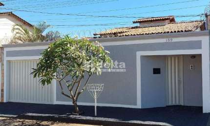 Casa residencial disponível para venda no bairro Santa Rosa em Uberlândia-MG
