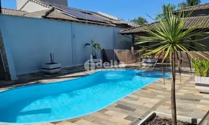 Casa residencial disponível para venda no bairro Jardim Karaíba em Uberlândia-MG