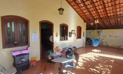 Casa residencial e comercial disponível para venda no bairro Tabajaras em Uberlândia-MG