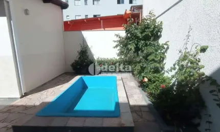 Casa residencial disponível para venda no bairro Umuarama em Uberlândia-MG