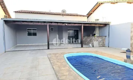 Casa residencial disponível para venda no bairro Jardim Holanda em Uberlândia-MG.