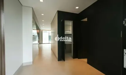 Casa sobrado lindíssimo no condomínio Bosque Karaiba disponível para venda ou locação em Uberlândia-MG
