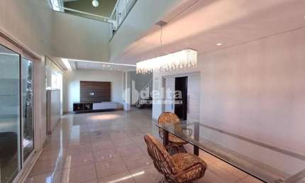 Casa no condomínio Royal Park disponível para venda em Uberlândia-MG