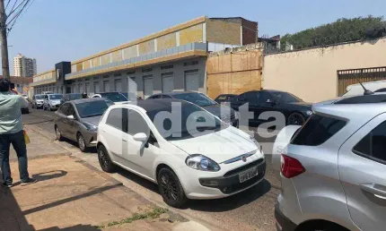 Prédio disponível para locação e venda no bairro Bom Jesus em Uberlândia-MG.