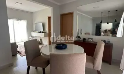 Casa residencial disponível para venda no bairro Chácaras Tubalina E Quartel em Uberlândia-MG.