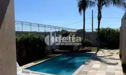 Casa residencial disponível para locação e venda no bairro Jardim Karaíba em Uberlândia-MG