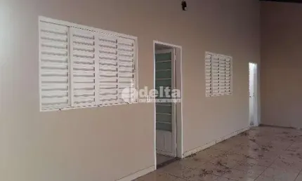 Casa residencial disponível para venda e locação no bairro Laranjeiras em Uberlândia-MG
