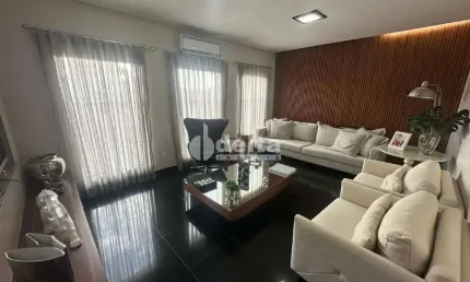 Casa residencial disponível para venda no bairro Jardim Inconfidência em Uberlândia-MG