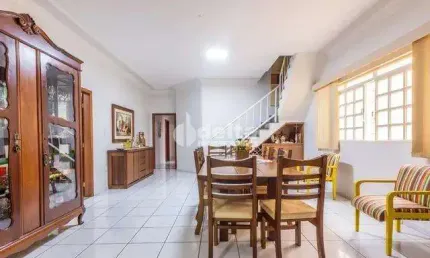 Casa residencial disponível para venda no bairro Presidente Roosevelt em Uberlândia-MG