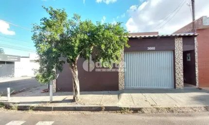 Casa residencial disponível para venda no bairro Custódio Pereira em Uberlândia-MG