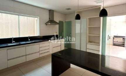 Casa disponível para venda no bairro Brasil em Uberlândia-MG