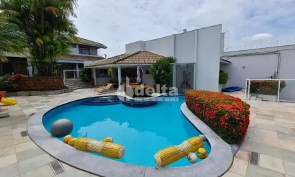Casa residencial disponível para venda no bairro Jardim Colina em Uberlândia-MG
