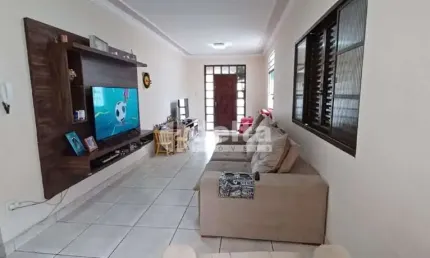 Casa residencial disponível para venda no bairro Nossa Senhora Aparecida em Uberlândia-MG