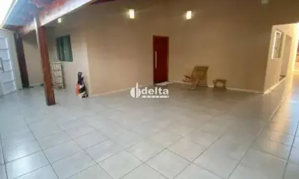 Casa residencial disponível para venda no bairro Alto Umuarama em Uberlândia-MG