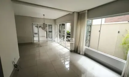 Casa em condomínio disponível para Locação no bairro Granja Marileusa em Uberlândia-MG