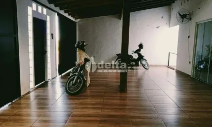 Casa residencial disponível para venda no bairro Jardim Brasília em Uberlândia-MG