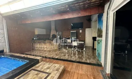 Casa residencial disponível para venda no bairro Jardim Inconfidência em Uberlândia-MG