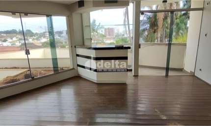 Casa residencial disponível para venda no bairro Tabajaras em Uberlândia-MG