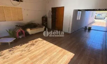 Casa com 3 quartos à venda em Laranjeiras, Uberlândia 