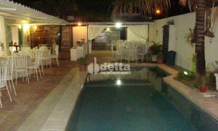 Casa residencial disponível para venda no bairro Umuarama em Uberlândia-MG