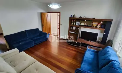 Casa residencial disponível para venda no bairro Jardim Patrícia em Uberlândia-MG