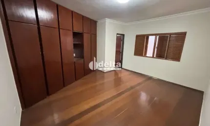 Casa residencial disponível para venda no bairro Tabajaras em Uberlândia-MG