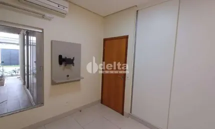 Casa residencial disponível para venda no bairro Cidade Jardim em Uberlândia-MG.