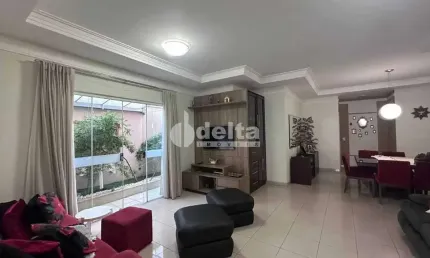 Casa residencial disponível para venda no bairro Jardim Karaíba em Uberlândia-MG