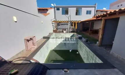 Casa residencial disponível para venda no bairro Nova Uberlândia em Uberlândia-MG