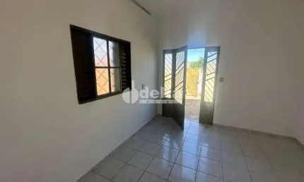 Casa residencial disponível para venda no bairro Jardim Canaã em Uberlândia-MG