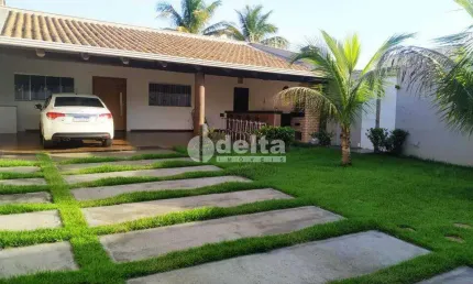Casa residencial disponível para venda no Bairro Jardim Patrícia em Uberlândia-MG