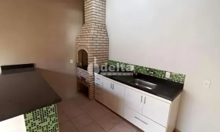 Casa residencial disponível para locação e venda no bairro Nossa Senhora Aparecida em Uberlândia-MG