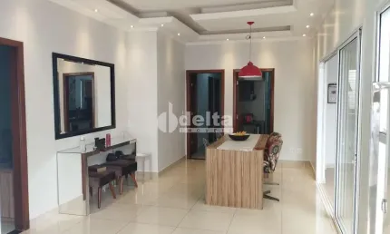 Casa residencial disponível para venda no bairro Santa Rosa em Uberlândia-MG