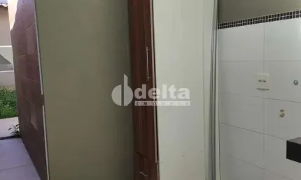 Casa residencial disponível para venda no bairro Santa Mônica em Uberlândia-MG