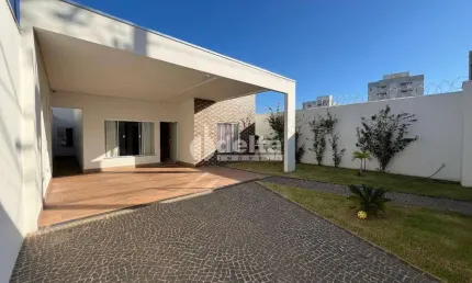 Casa disponível para locação e venda no bairro Jardim Europa em Uberlândia-MG.